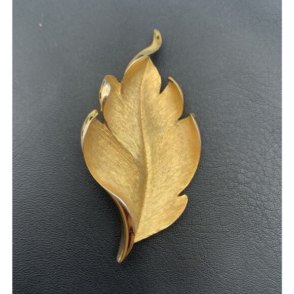 Unbranded Jewelry - Vintage Gold Tone Curling Leaf Brooch